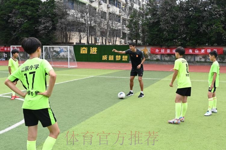 国家男足亚运队金华校园行 传承足球精神汇聚梦想